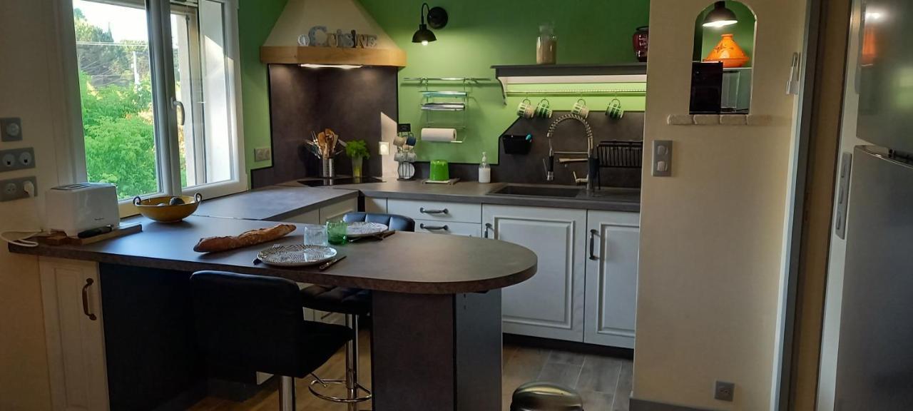 Logement lumineux, entièrement rénové avec jardin Caumont-sur-Durance Exterior foto